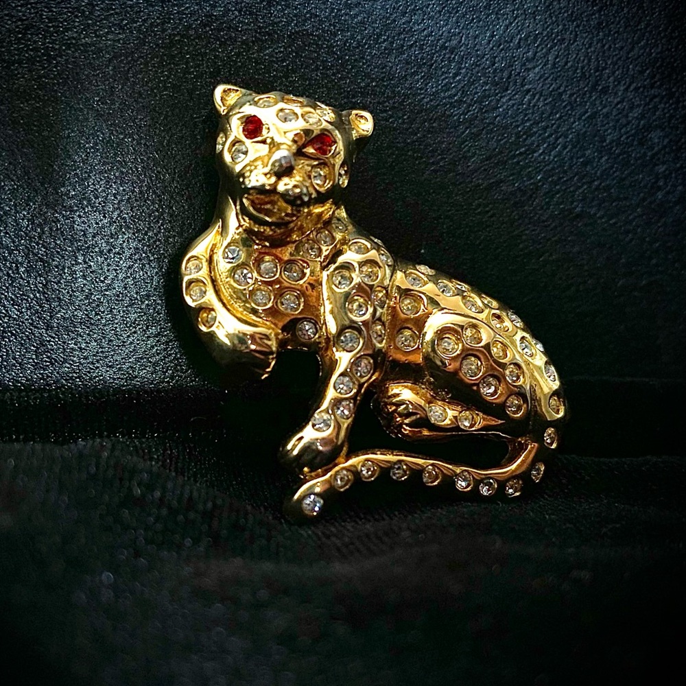 VINTAGE LEOPARD PIN- SIGNED GOLD TONE LEOPARD BROOCH. ESTATE JEWELRY VINTAGE